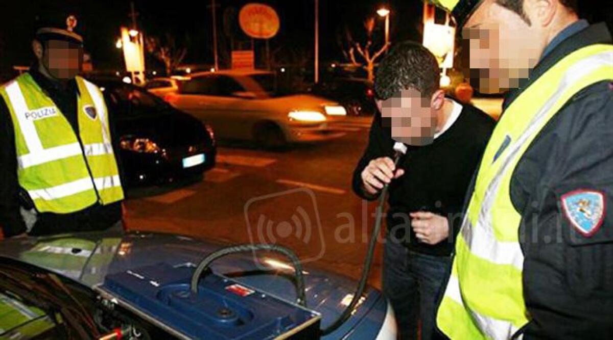 Rimini, alla guida completamente ubriaco: fermato 28enne con tasso record di alcool in corpo - Etilometro. Repertorio