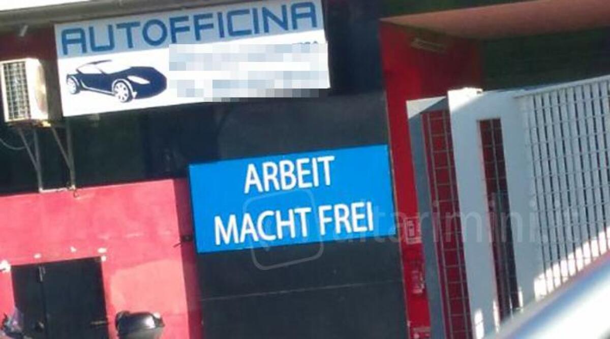 Cartello con la frase del campo di concentramento, danno alla citt&agrave;: Comune di Rimini vuole denunciare il meccanico - 