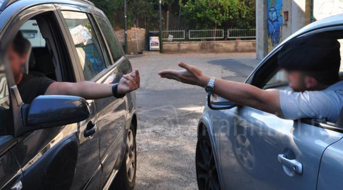 Lite per il parcheggio tra condomini: volano vasi, insulti e minacce. 'Vi bruciamo la vostra auto' -