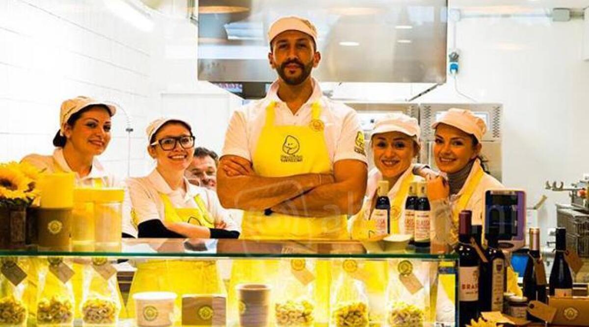 In centro spopola 'Paolino Tortellino', la pasta diventa cibo di strada. L'idea di un giovane riminese - 