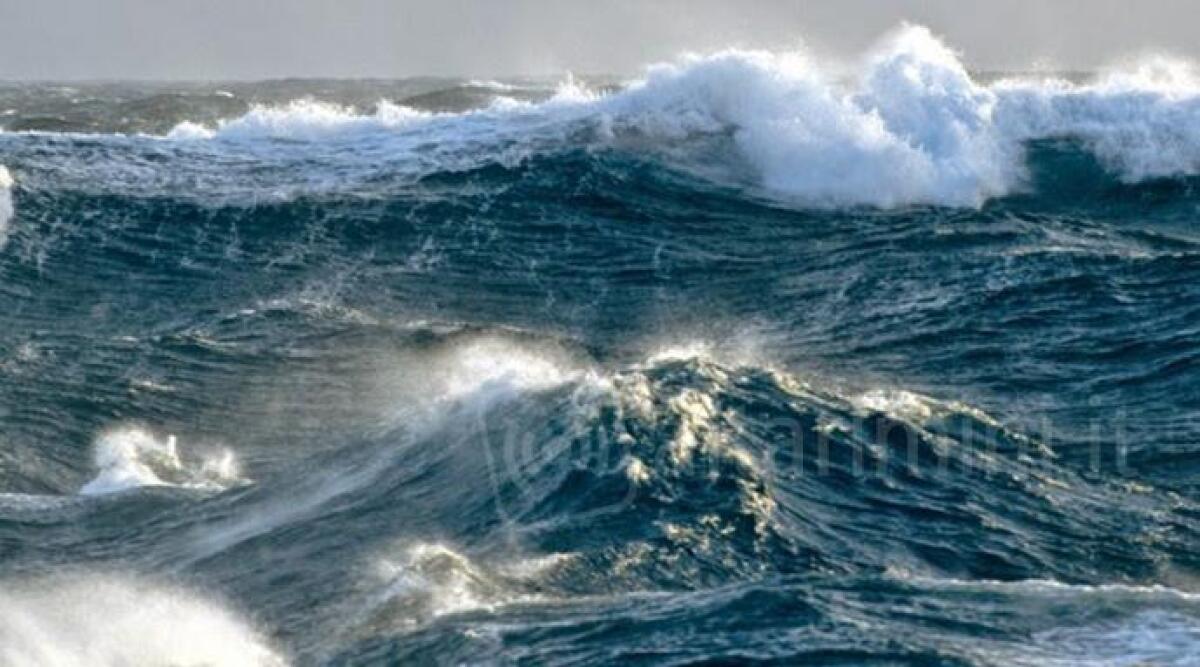 Allerta gialla per mare mosso, nel pomeriggio del primo gennaio sulla costa riminese -