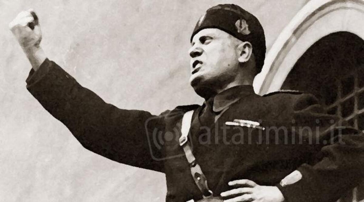 Manifesti inneggianti a Mussolini a Rimini, &egrave; polemica. Gnassi risponde: 'la mamma dei cretini &egrave; sempre incinta' - 
