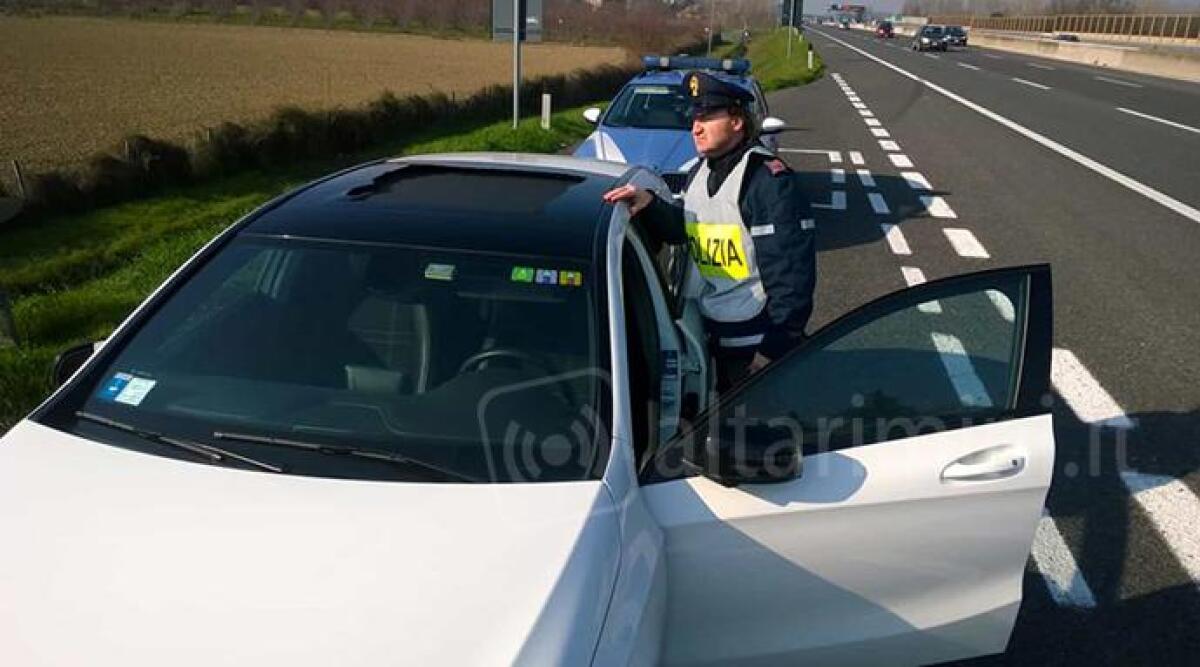 Rimini, vetro panoramico dell'auto esplode in mille pezzi: paura per una 35enne diretta al Sigep - 