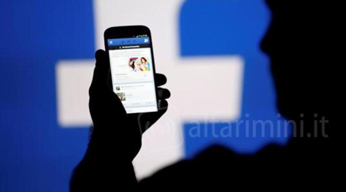 Insulta l'ex moglie, 'sei una maiala' e pubblica le foto su Facebook con l'amante. Cinquantenne finisce a processo - 