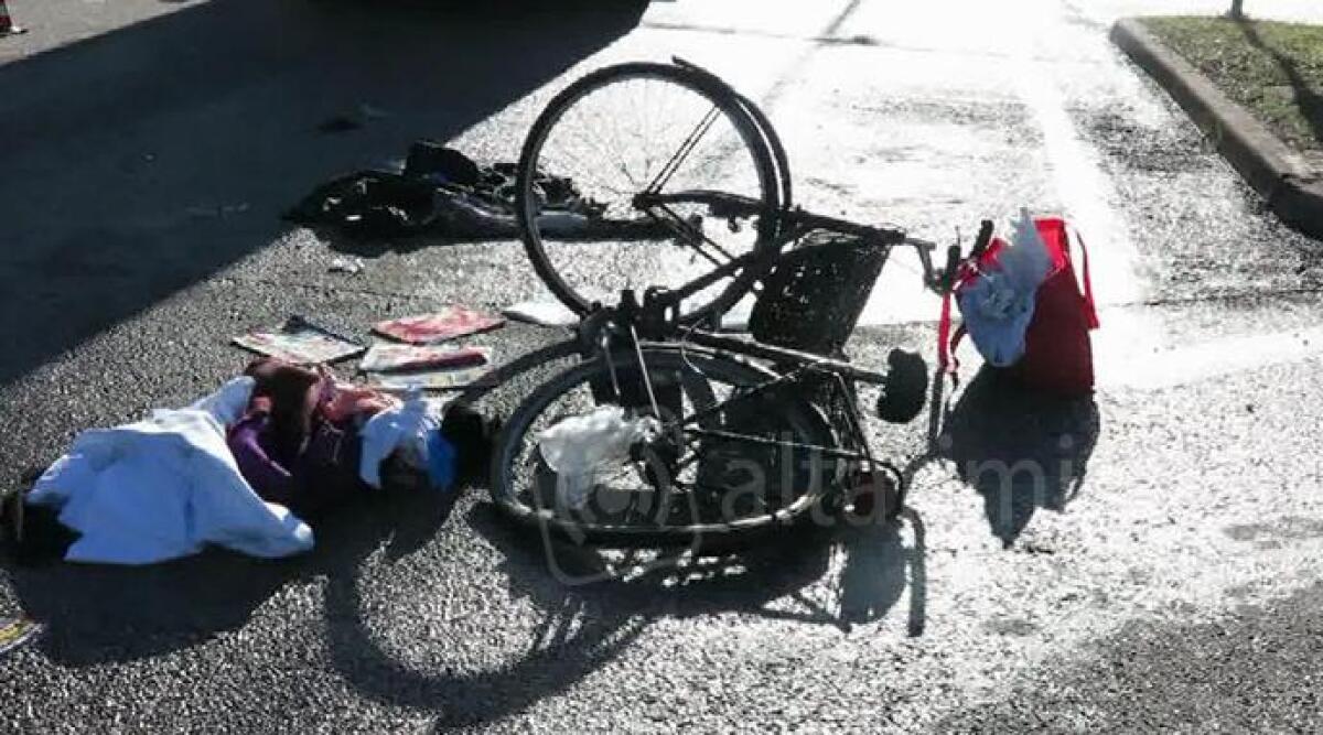 VIDEO: abbagliata dal sole travolge anziana in bicicletta. Interviene l'elisoccorso, &egrave; in gravi condizioni - 