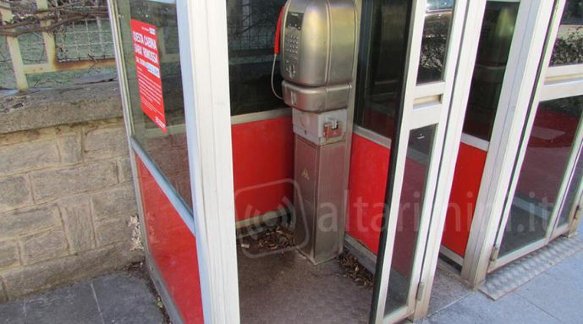 Una fatta esplodere dai vandali, altre usate come latrine: a Rimini resistono 30 cabine telefoniche - 