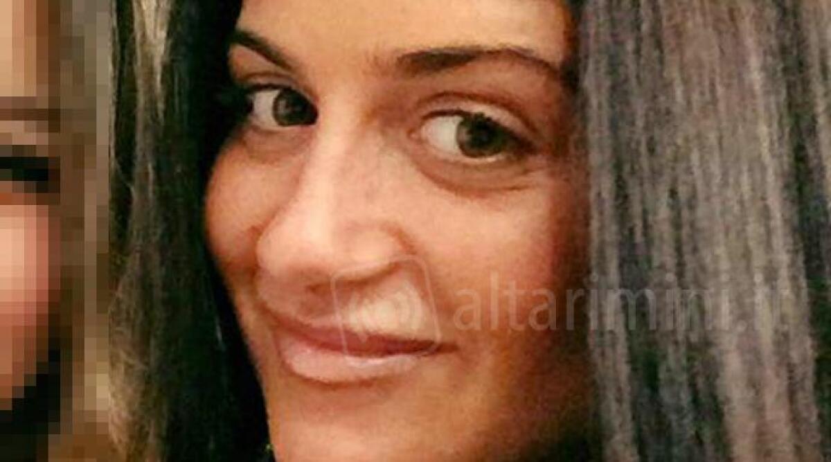 L'ultimo saluto a Giulia, tantissimi al funerale della giovane morta a Rimini - 