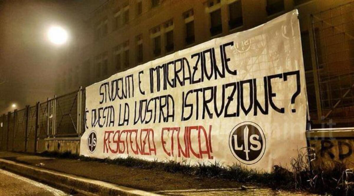 Azione di 'Lotta studentesca' contro le gite ai centri d'accoglienza: a Rimini striscione all'Itts 'Belluzzi - Da Vinci' - 