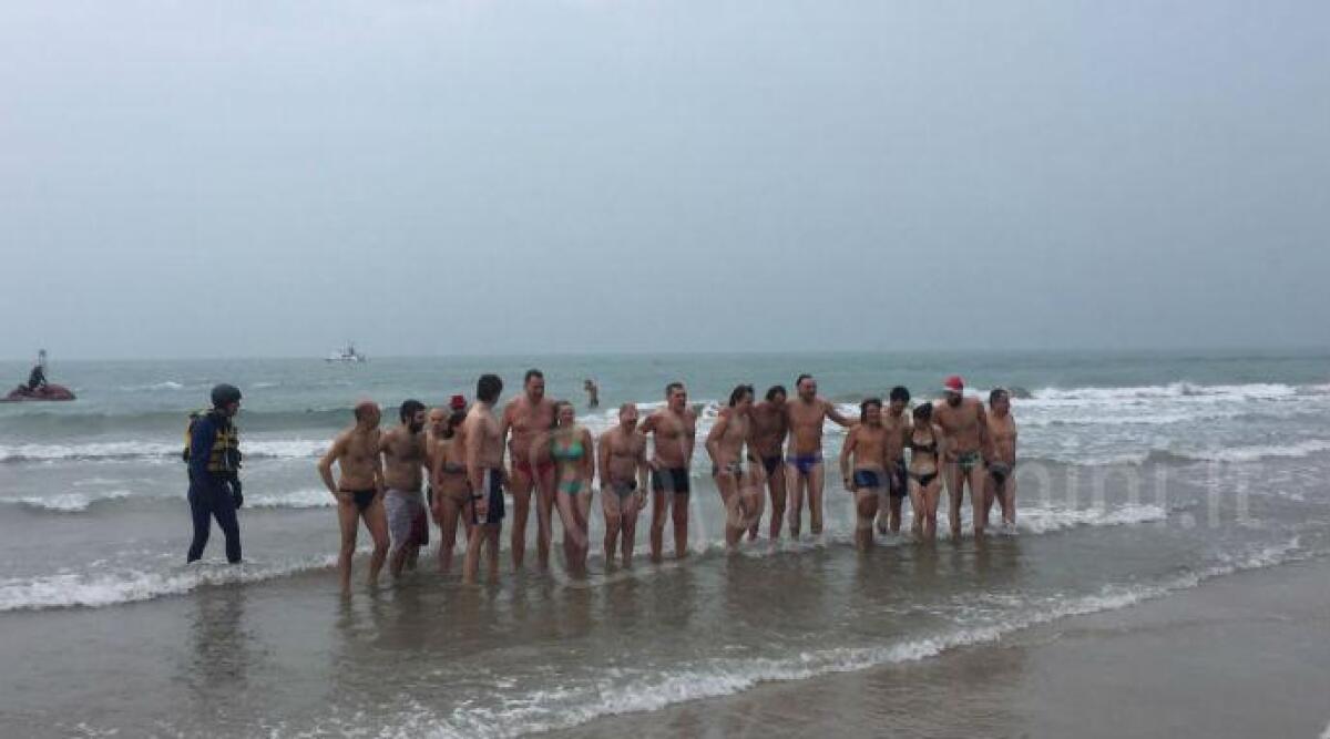 VIDEO: bagno di capodanno, anche a Rimini si sfida il freddo per il tuffo del primo gennaio -