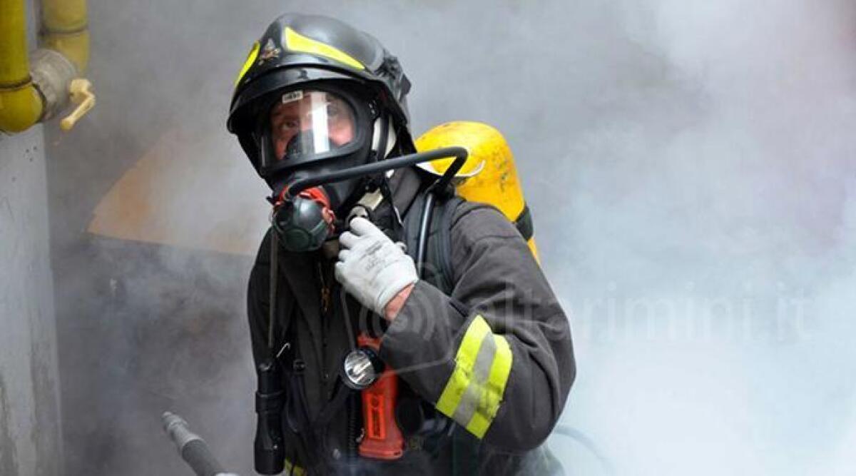 Rimini: incendio in un capanno adiacente ad una casa. Sul posto i Vigili del fuoco - 