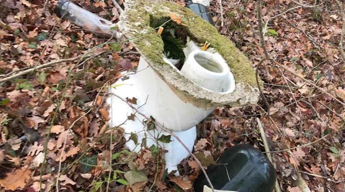 FOTO: Cavallara di Maiolo, discarica abusiva lungo la strada. Televisori, un water e lastre di eternit -
