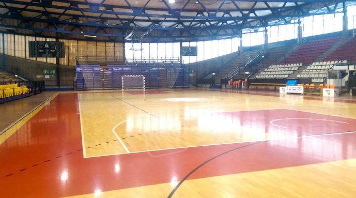 Copiose infiltrazioni d'acqua al Palasport Flaminio Rimini, Crabs giocano a Santarcangelo - 