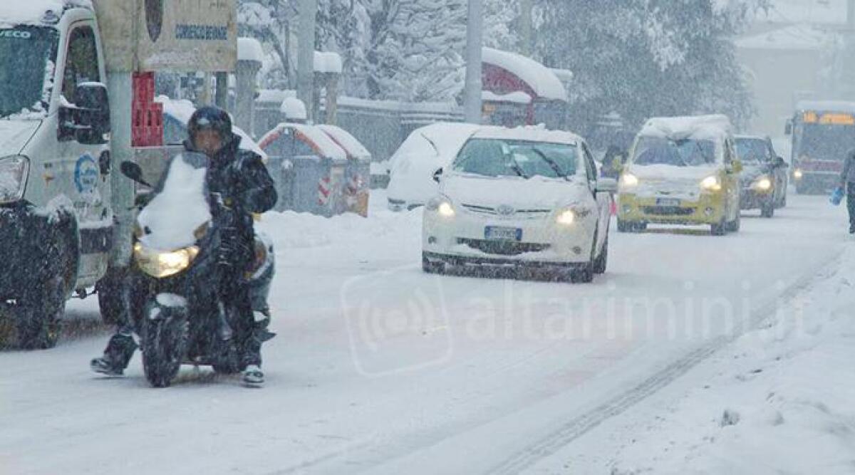 Arriva una grossa nevicata nel riminese, pochi centimetri in pianura e mezzo metro in Alta Valmarecchia - 