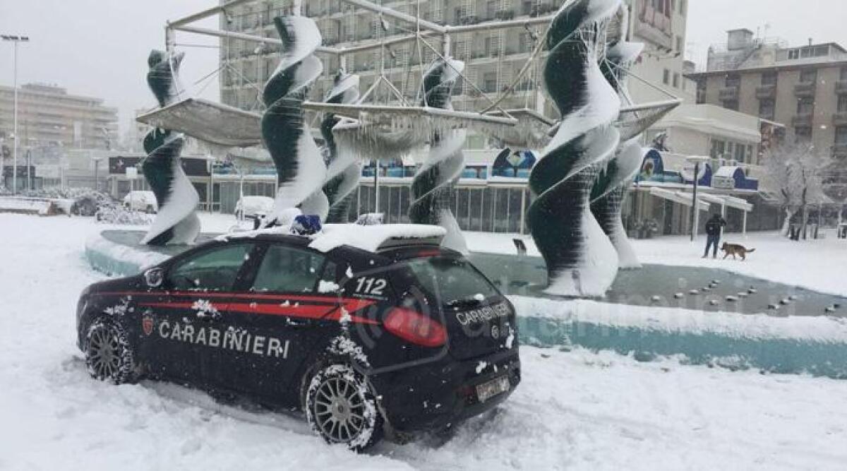 Riccione sotto la neve, decine di interventi per i Carabinieri in soccorso di automobilisti in difficolt&agrave; - 