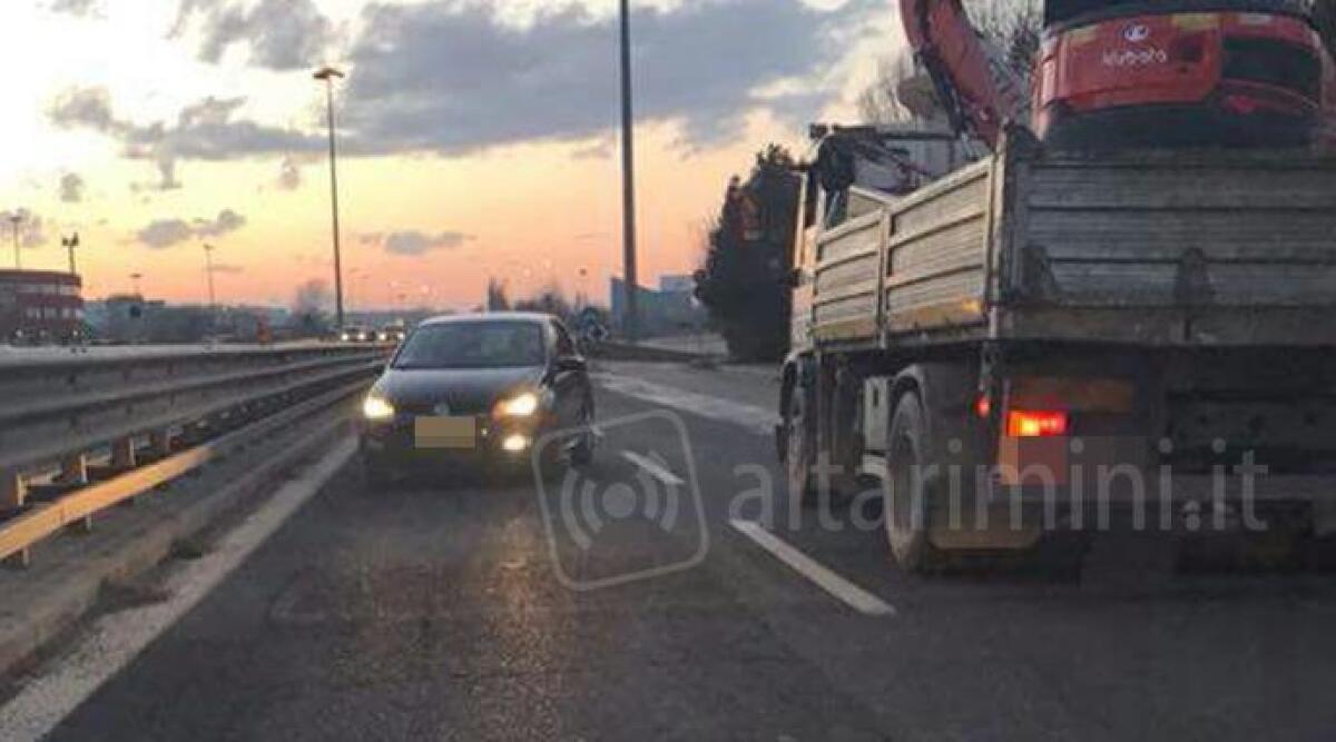 Rimini, donna va contromano sulla statale 16: sfiorata la tragedia. La foto shock -