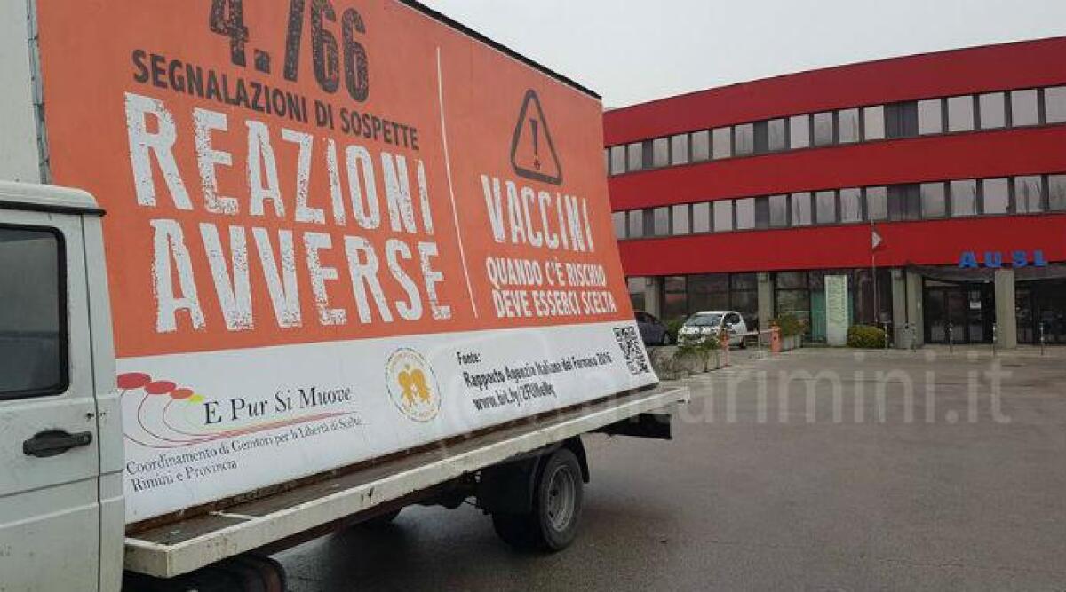 Rimini, esposto del Comune contro cartelloni pubblicitari no-vax. Gnassi: 'messaggi privi di validità medica' -