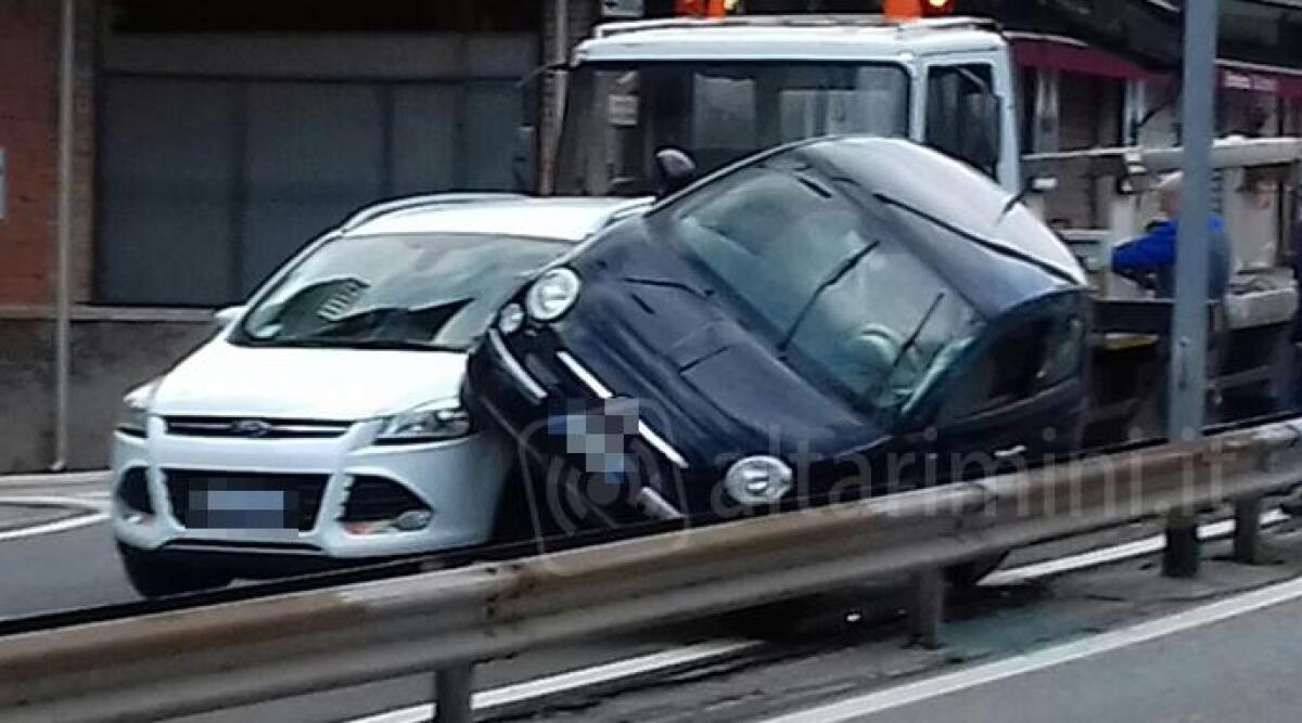 Collisione tra auto, l'incidente &egrave; una comica: una macchina finisce sopra l'altra - 