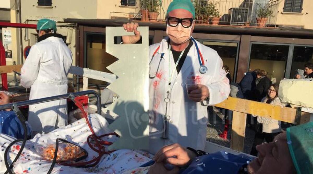 FOTO: spettacolo carnevale di Novafeltria, migliaia di persone in piazza. Il Sindaco vestito da 'dottore matto' - 