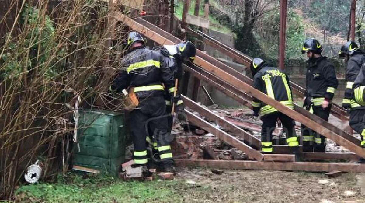 VIDEO: smottamento a Pietracuta di San Leo, assi su ingresso condominio. Al lavoro per messa in sicurezza -