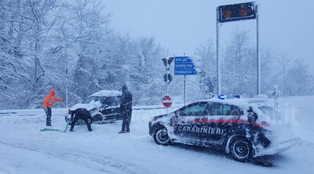 Novafeltria, Carabinieri in aiuto alla popolazione per il maltempo. A Perticara camion per caricare la neve -