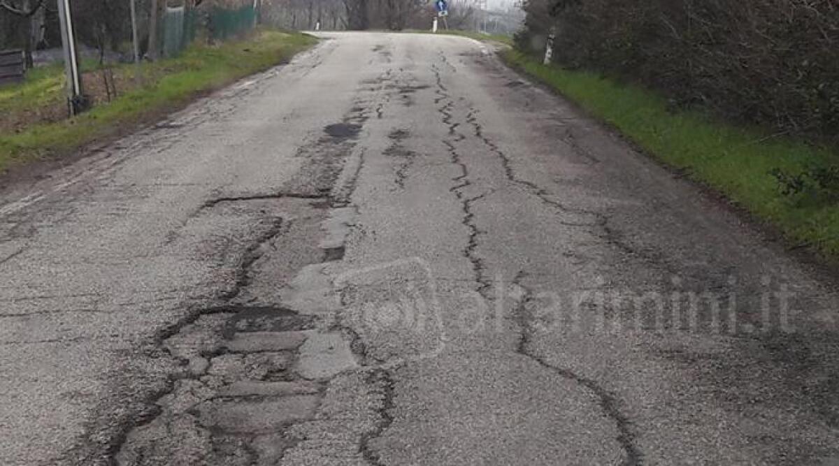 Strada pericolosamente dissestata e piena di ostacoli: 'sembra una pista da cross'. Segnalazione a Coriano - 