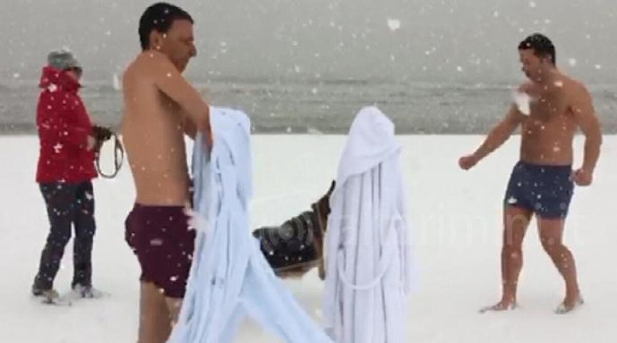 La curiosità: neve in tutto il riminese, a Riccione c'è chi fa il bagno e sfida Burian. Guarda il VIDEO -