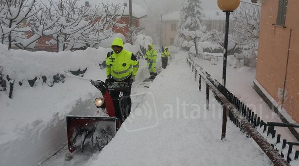 Maltempo, un metro di neve a Casteldelci: alberi per strada e due pali della luce caduti a Perticara -
