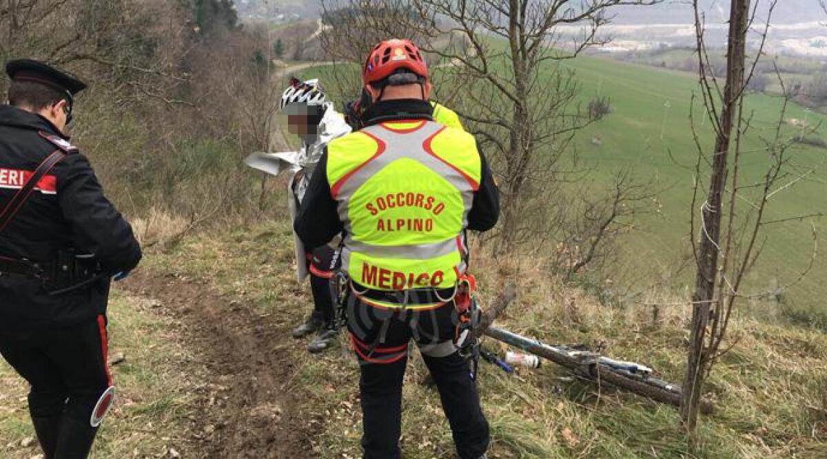 Ciclista cade da dirupo in località Tausano di San Leo e perde la vita, tragico incidente tra i boschi -