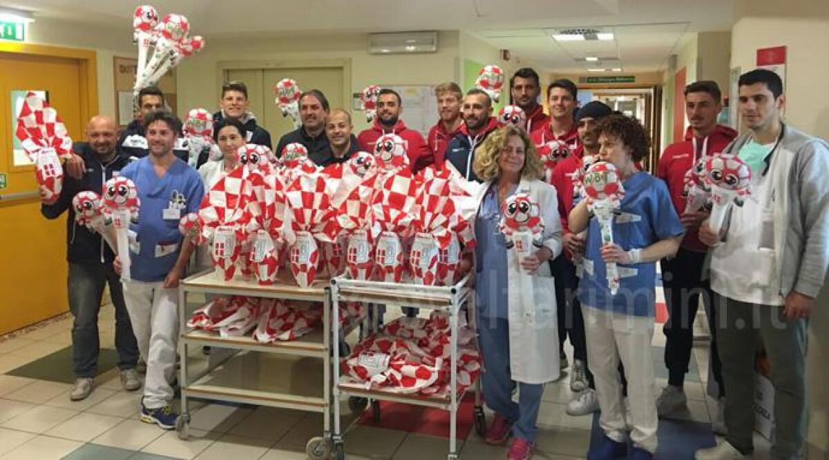 Bel gesto dei giocatori del Rimini Calcio, uova di pasqua per i piccoli pazienti dell'ospedale - 