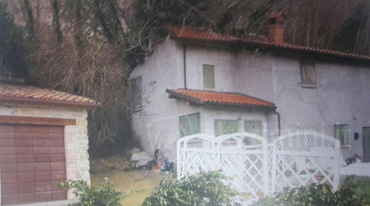 FOTO: Novafeltria, frana sommerge un'abitazione, danni anche a un b&amp;b. Continua l'emergenza maltempo - 