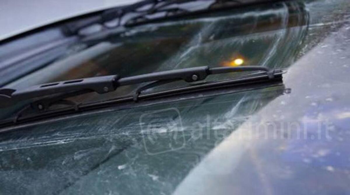 Rimini, resina imbratta il parabrezza delle auto in sosta tra le vie Emilia e Romania: svelato il 'mistero' - 