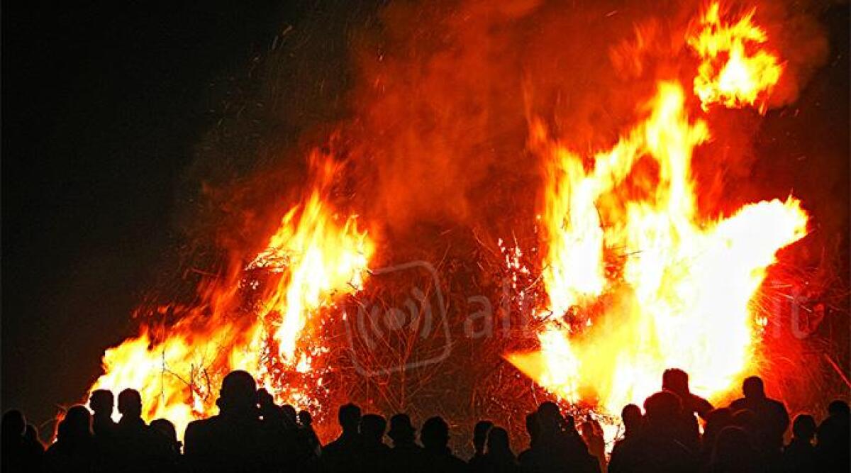 Festa della Fogheraccia, domenica sera torna il grande fal&ograve; in spiaggia a piazzale Boscovich - 