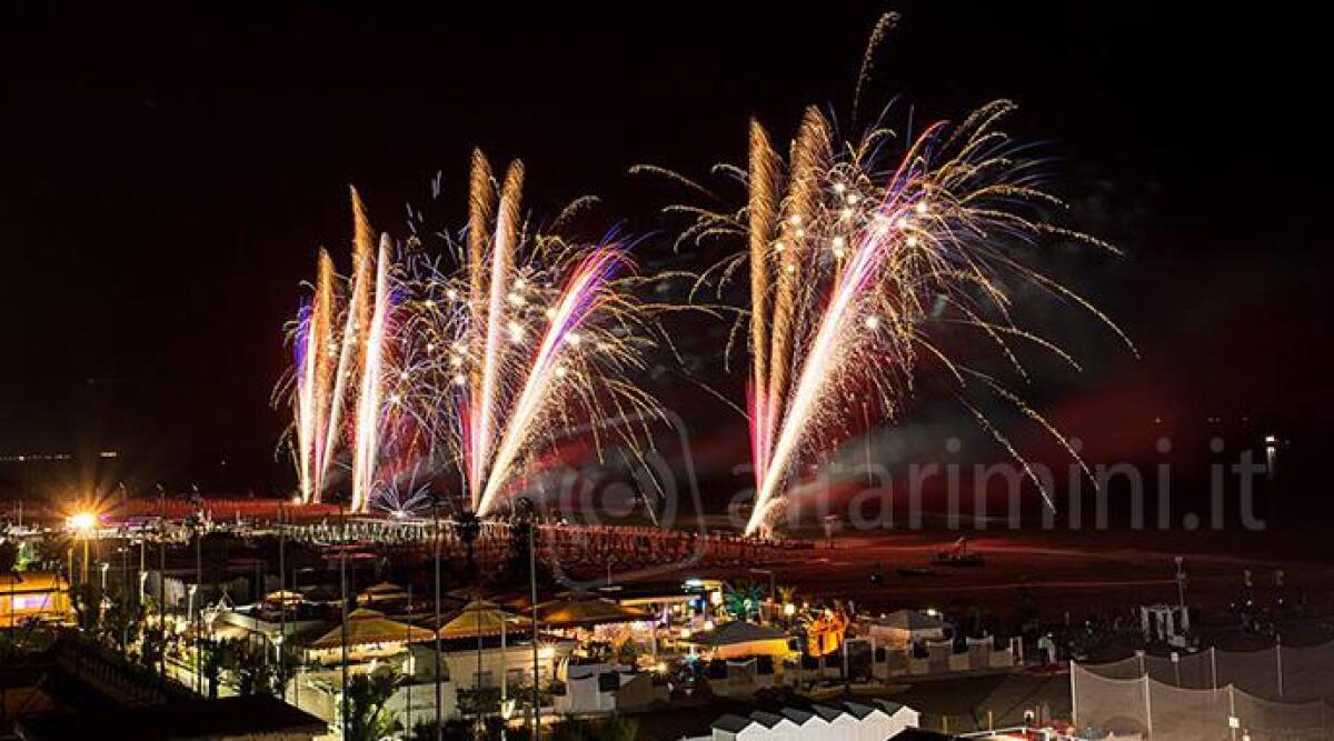 Beach &amp; Love Riccione, cento chili di fuochi di artificio per augurare Buona Pasqua - 