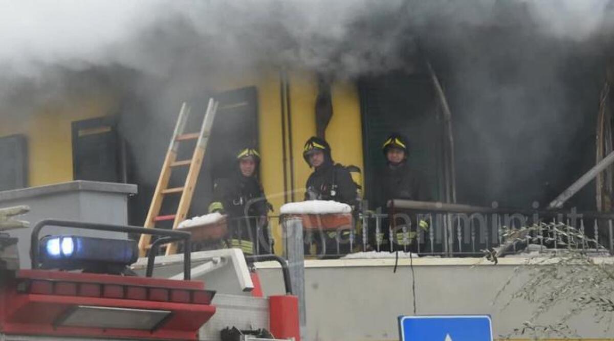 VIDEO: furioso incendio e densa colonna di fumo, in fiamme abitazione posta sopra ristorante -