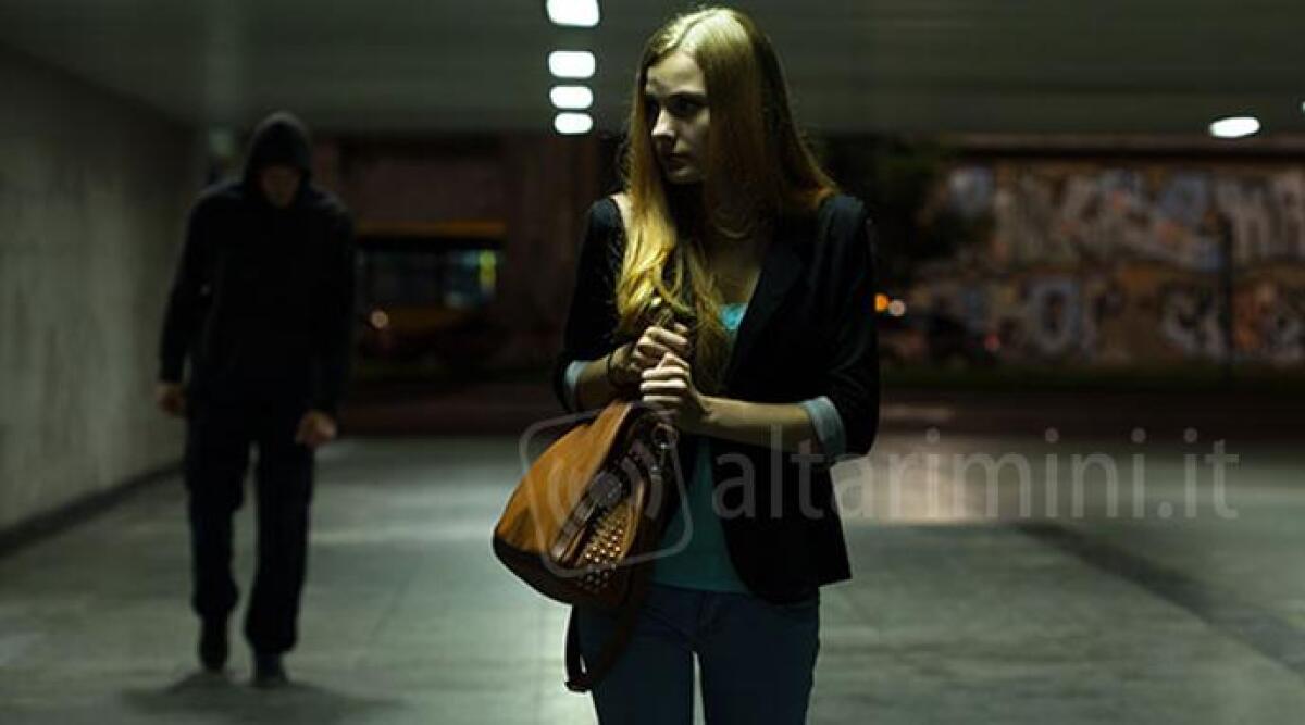 Ignora divieti e continua a perseguitare ex moglie, arrestato 40enne a Rimini - 