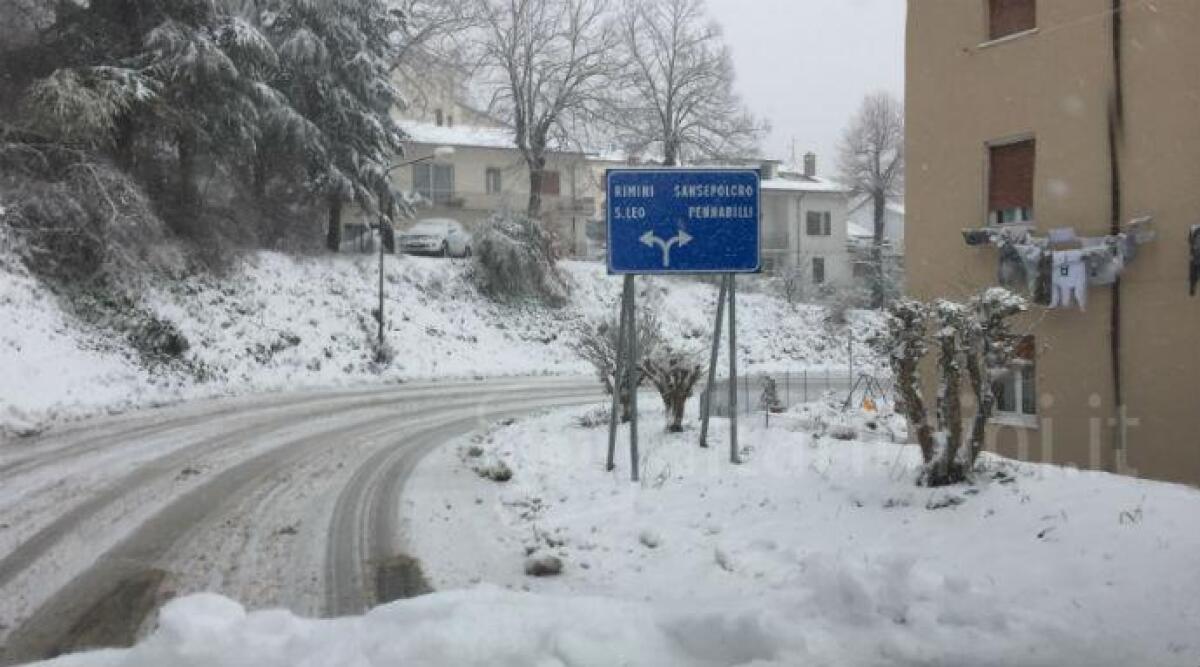Rimini, primo giorno di primavera con la neve. Entroterra imbiancato, vento e pioggia in pianura -
