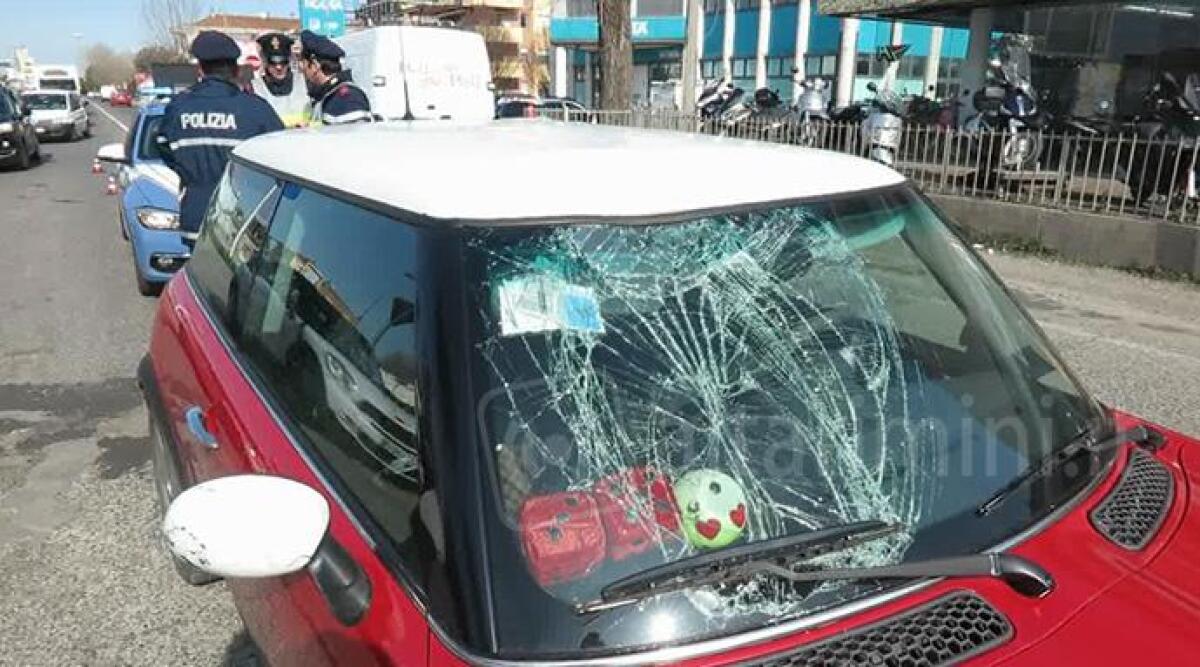 VIDEO: rientra a casa in bici dopo la spesa e viene travolto da una Mini, grave incidente sulla via Flaminia -