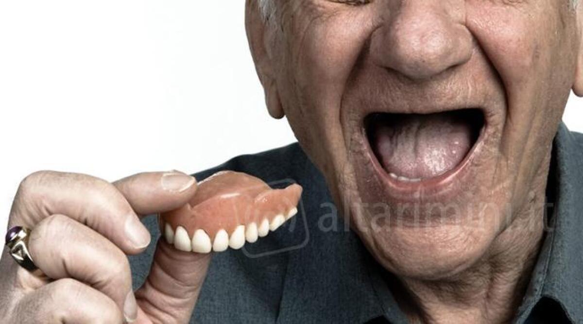 Clienti lasciati senza denti, titolare ex clinica chiede di patteggiare. Il no del gip, prima il risarcimento - 