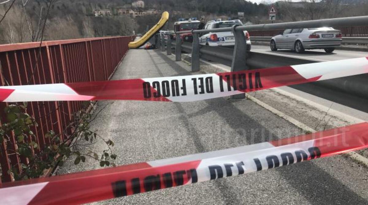 Tragedia a Ponte Verucchio: donna si getta dal ponte sul fiume Marecchia -