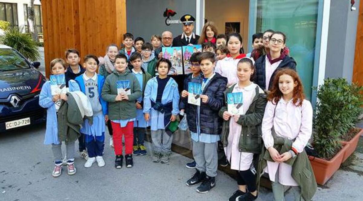 Bambini della scuola elementare in visita ai Carabinieri di Riccione, 'cicerone' d'eccezione Capitano Califano - 