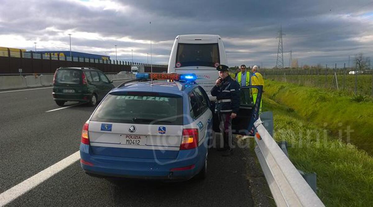 Rimini, paura sul pullman: scoppiano entrambi i pneumatici in autostrada. Abilit&agrave; dell'autista salva squadra di volley - 