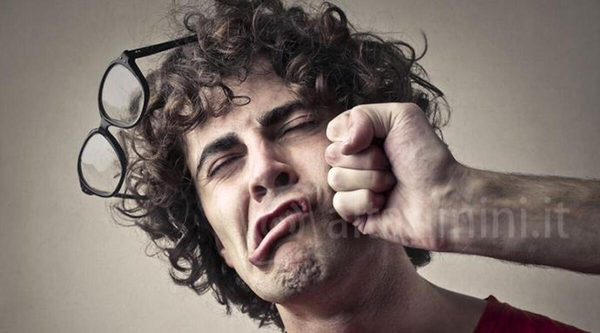 Mille euro di multa per aver colpito un riminese con un pugno in faccia, mano pesante del giudice - 