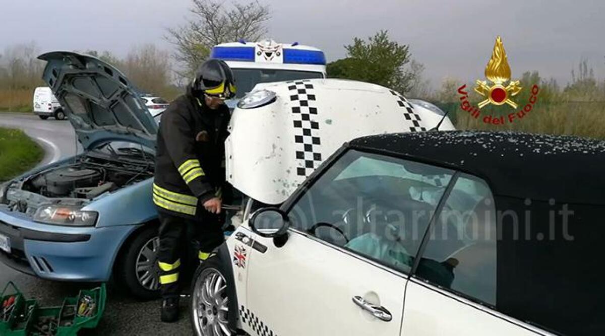 VIDEO: violento incidente stradale tra due auto a Sant'Ermete, due persone ferite - 