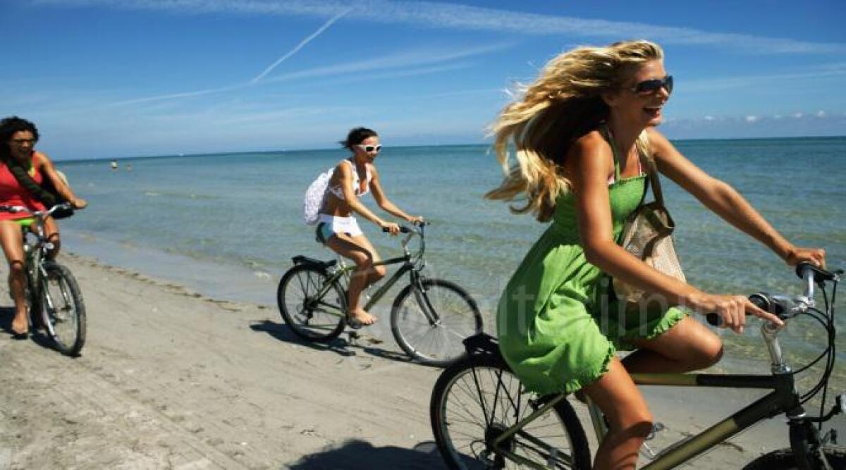 A Riccione ‘Donne in Bici’, la pedalata rosa: inno alla femminilità condivisa -