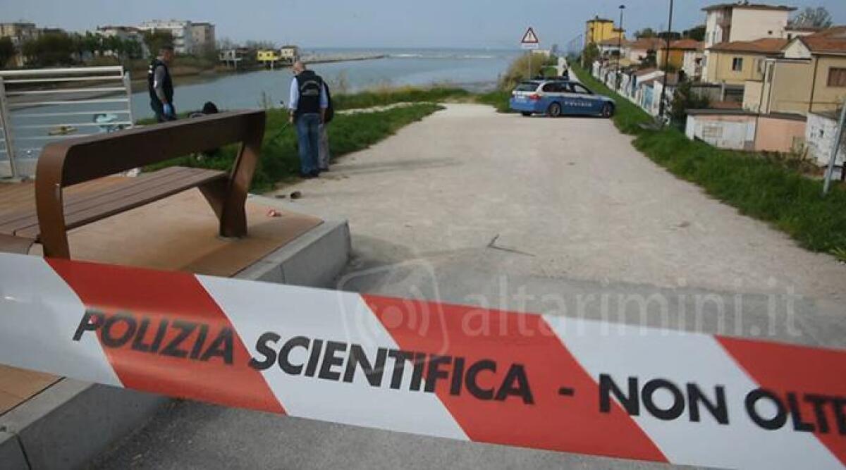 Trovato senza vita su una panchina a Rimini, indagini su omicidio. La famiglia ha nominato un legale - 
