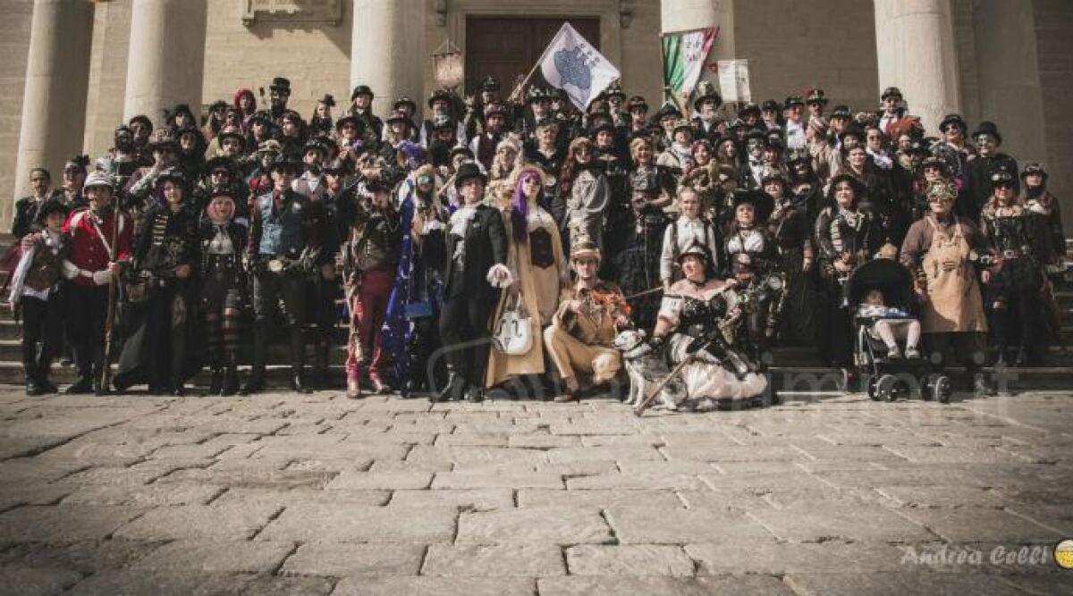 Oltre 13mila persone a San Marino al festival Steampunk, tra magie, auto a tema e mitragliatrice a coriandoli -