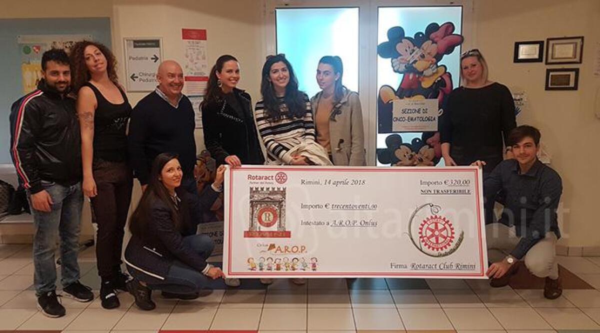 Beneficenza, da Rotaract Club un assegno per il reparto al oncoematologico dell'Infermi - 