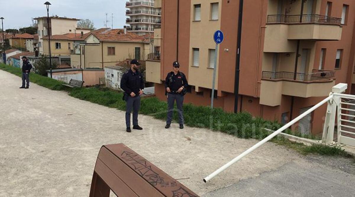 Cadavere di un giovane trovato vicino a una bicicletta, mistero nella notte a Rimini - 