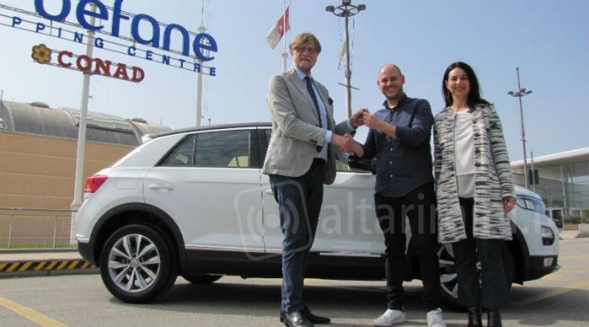 Rimini, concorso "gratta e vinci" alla Befane, Paolo di Ferrara vince una nuova fiammante Volkswagen - 