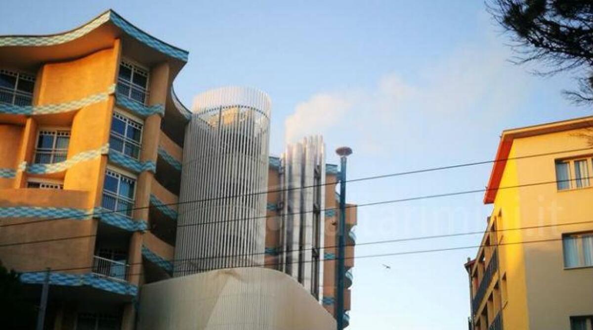 Corto circuito al ristorante a Marina Centro di Rimini, fiamme dalla canna fumaria - 